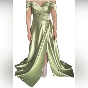 Elegant Green Off-Shoulder Evening Gown